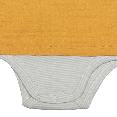 Senfgelber Jungen Langarm Hemdbody aus Bio-Musselin – Detailansicht 4