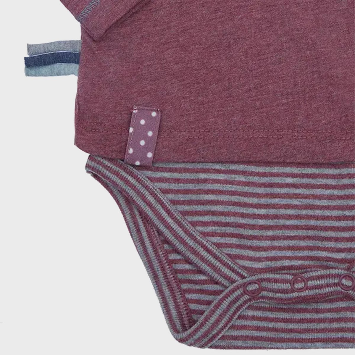 Organischer Baby Langarm T-Shirt Body Bordeaux – Detailansicht 2