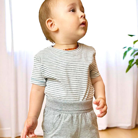 Kurzarm Baby T-Shirt aus Bio-Baumwolle – Grau Gestreift – Detailansicht 2