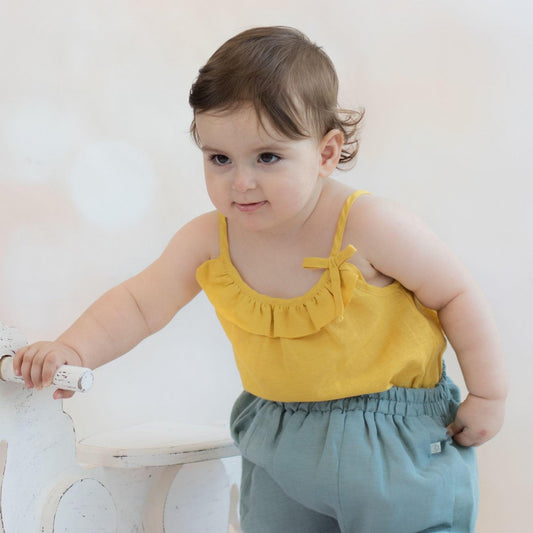 Bio-Hanf Baby Body mit Rüschen, Senf – Detailansicht 2