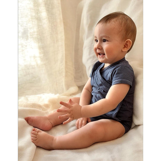 Bio Baumwoll Baby Wickelbody Kurzarm Indigo – Kimono Einteiler – Detailansicht 2