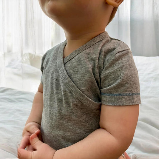 Bio Baby Kimono Wickelbody Kurzarm Grau – Bio-Baumwolle – Detailansicht 2