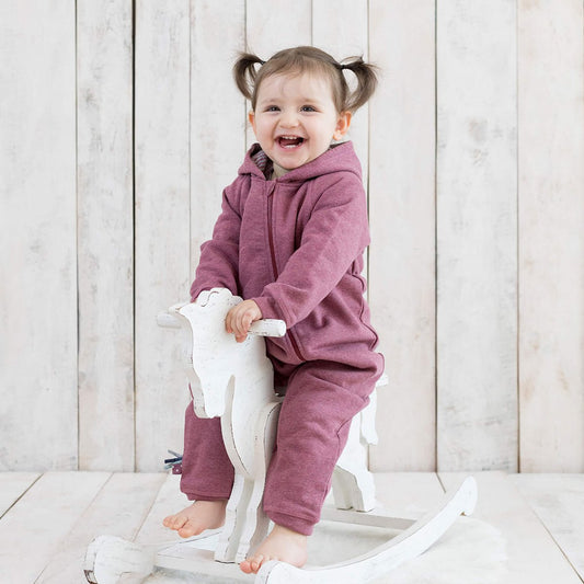 Bio Baby Kapuzenoverall Bordeaux mit Reißverschluss – Detailansicht 2