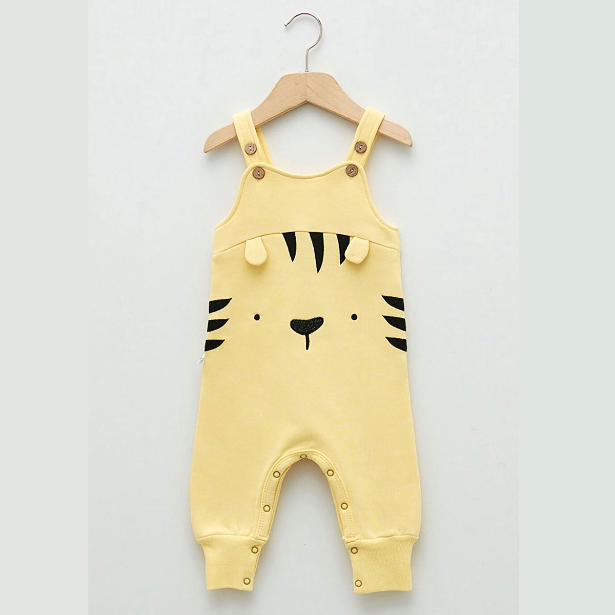 Kuscheliger Bio Baumwoll Baby Overall mit Stickerei.