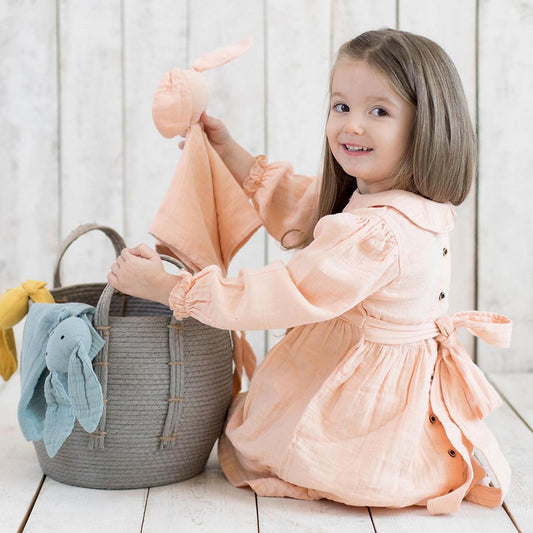 Bio-Musselin Babykleid Lachsfarben mit Peter-Pan-Kragen – Detailansicht 2