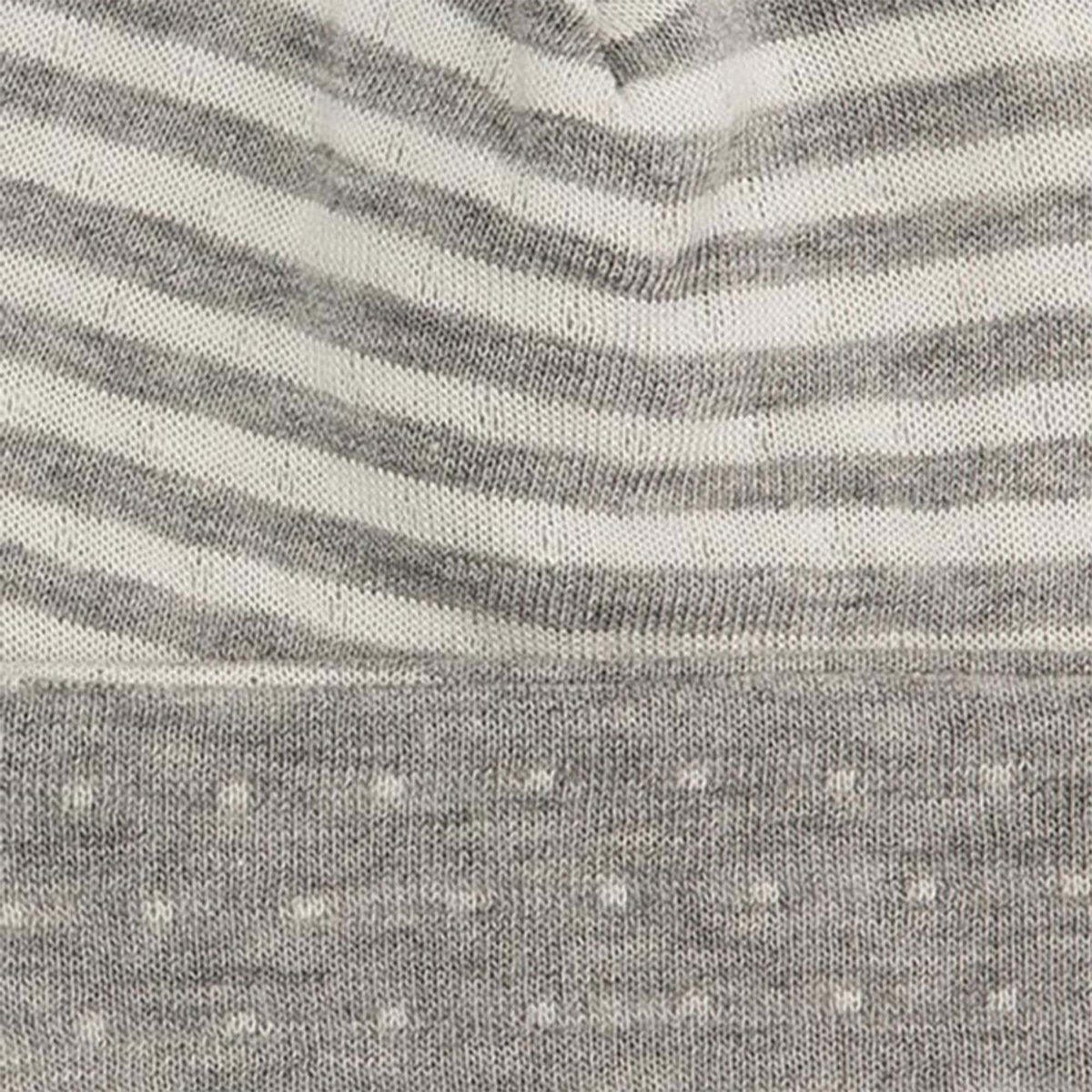 Cappello da bambino biologico grigio reversibile realizzato in cotone biologico al 100%.