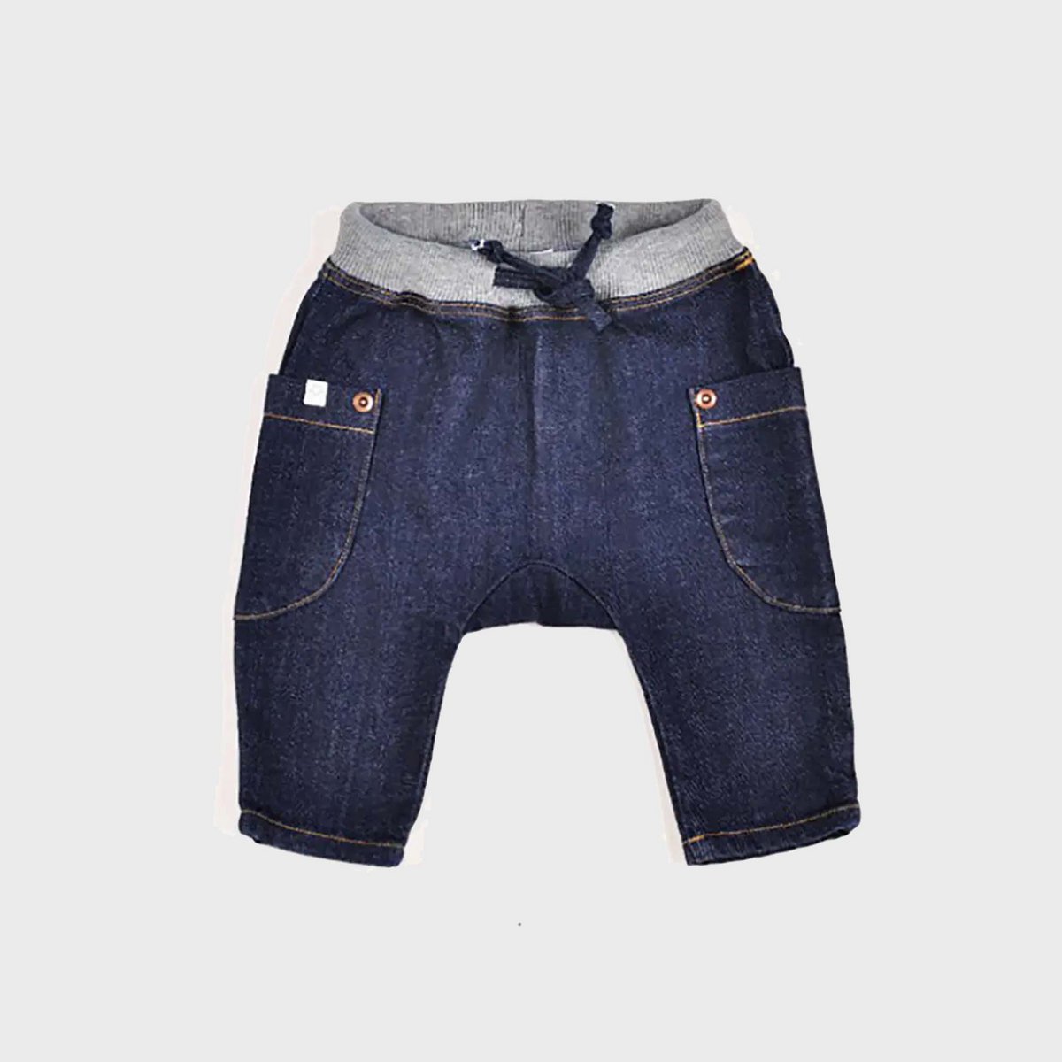 Eine GOTS Bio-Denim Baby Haremshose aus Bio-Baumwolle, bequem und hautfreundlich.