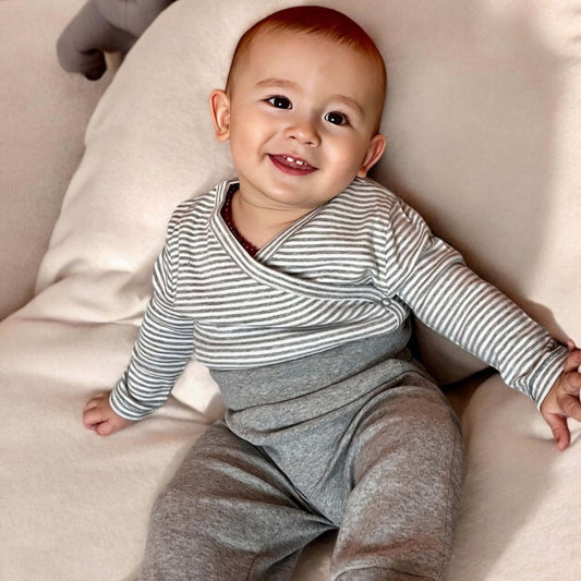 Bio Baby Langarm Wickelbody Grau Gestreift – Bio-Baumwolle – Detailansicht 2
