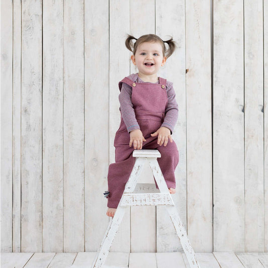 Bio Baby Latzhose Bordeaux – Bio-Baumwolle mit Holzknöpfen – Detailansicht 2