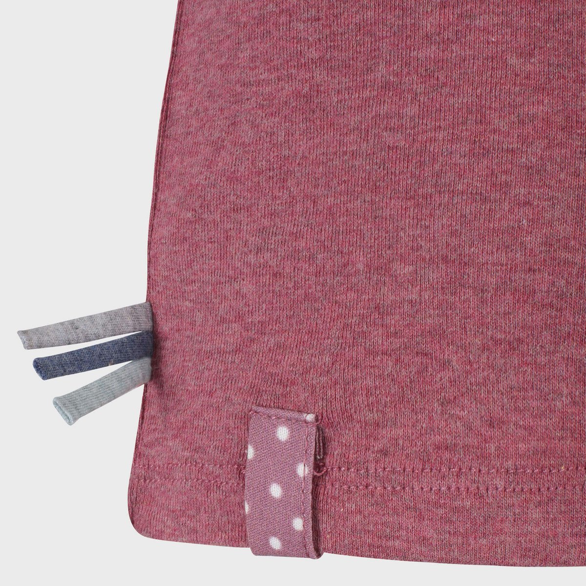 Bio Baby Kurzarm T-Shirt Bordeaux – Ripp-Design – Detailansicht 3