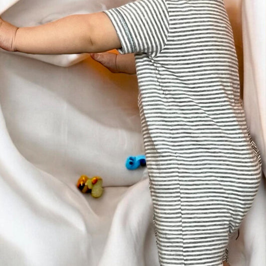 Bio Baby Strampler Grau Gestreift – Bio-Baumwoll Rippstrick – Detailansicht 2