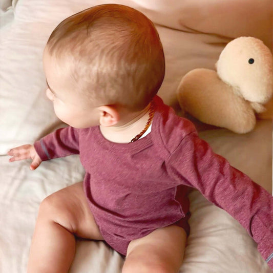 Bio Baby Langarm Body Bordeaux – Weicher Rippstoff – Detailansicht 2
