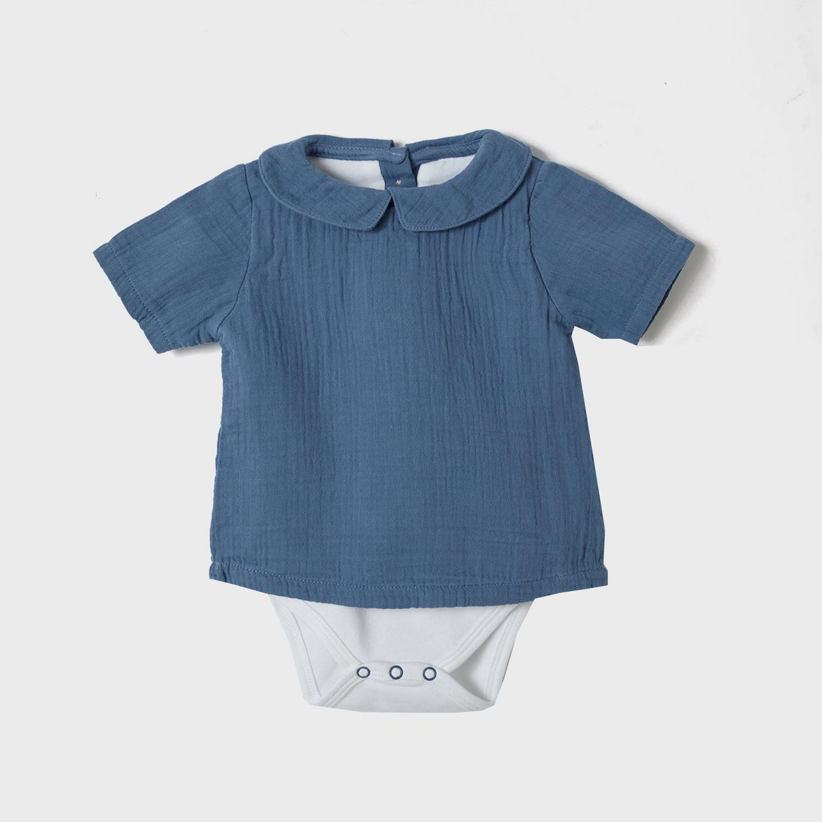 Indigofarbener Bio Musselin Hemdbody als Langarm Baby Body aus weicher Baumwolle für Jungen.