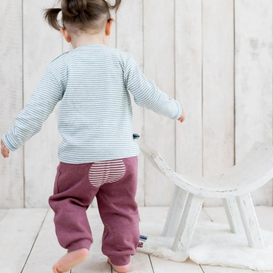 Bio Baby Jogginghose Bordeaux – Bio-Baumwolle & Komfortbund – Detailansicht 2