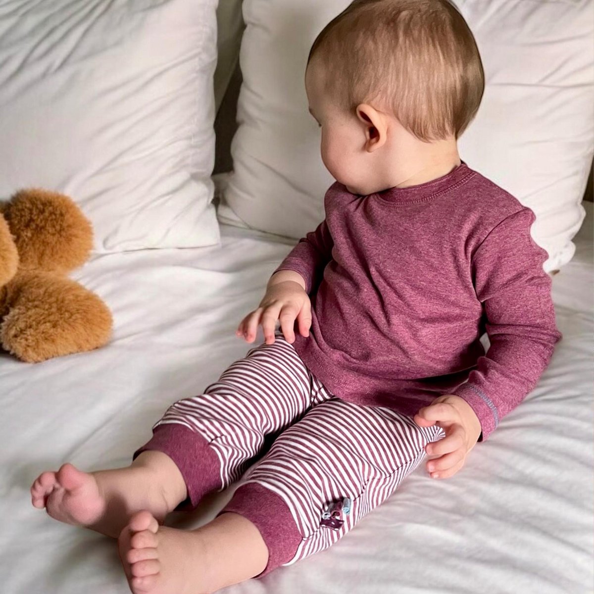 OrganicEra Bio-Babyhose mit Gummizug, Bordeaux gestreift