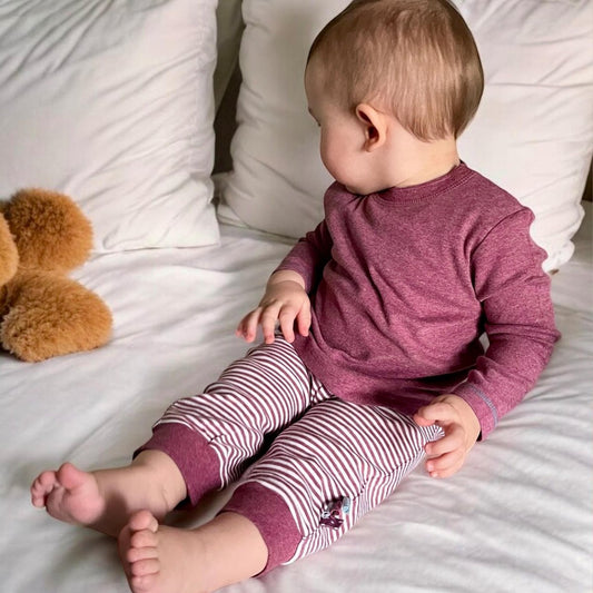 Bio Babyhose Bordeaux Gestreift – Schlupfhose mit Komfortbund – Detailansicht 2