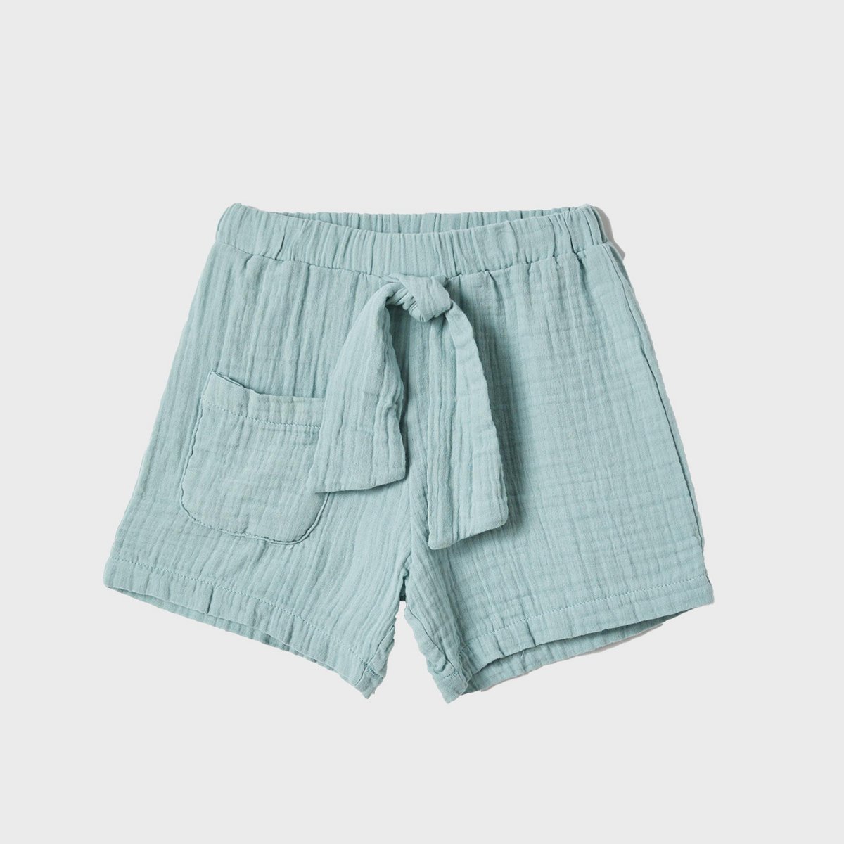 Bequeme aqua Bio-Musselin Shorts für Kinder aus atmungsaktiver Bio-Baumwolle auf hellem Hintergrund.