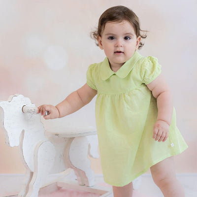 Apfelgrünes Bio Babykleid aus Hanf-Baumwoll-Mix mit Peter Pan Kragen.
