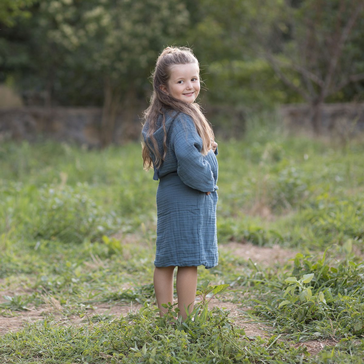 Indigo Kinder Bademantel aus Bio-Musselin mit Kapuze, Größe 5-6 Jahre.