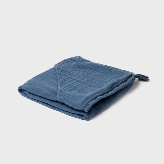 Saugfähiges Bio Musselin Baby Kapuzenhandtuch 80x80 cm in Indigo.