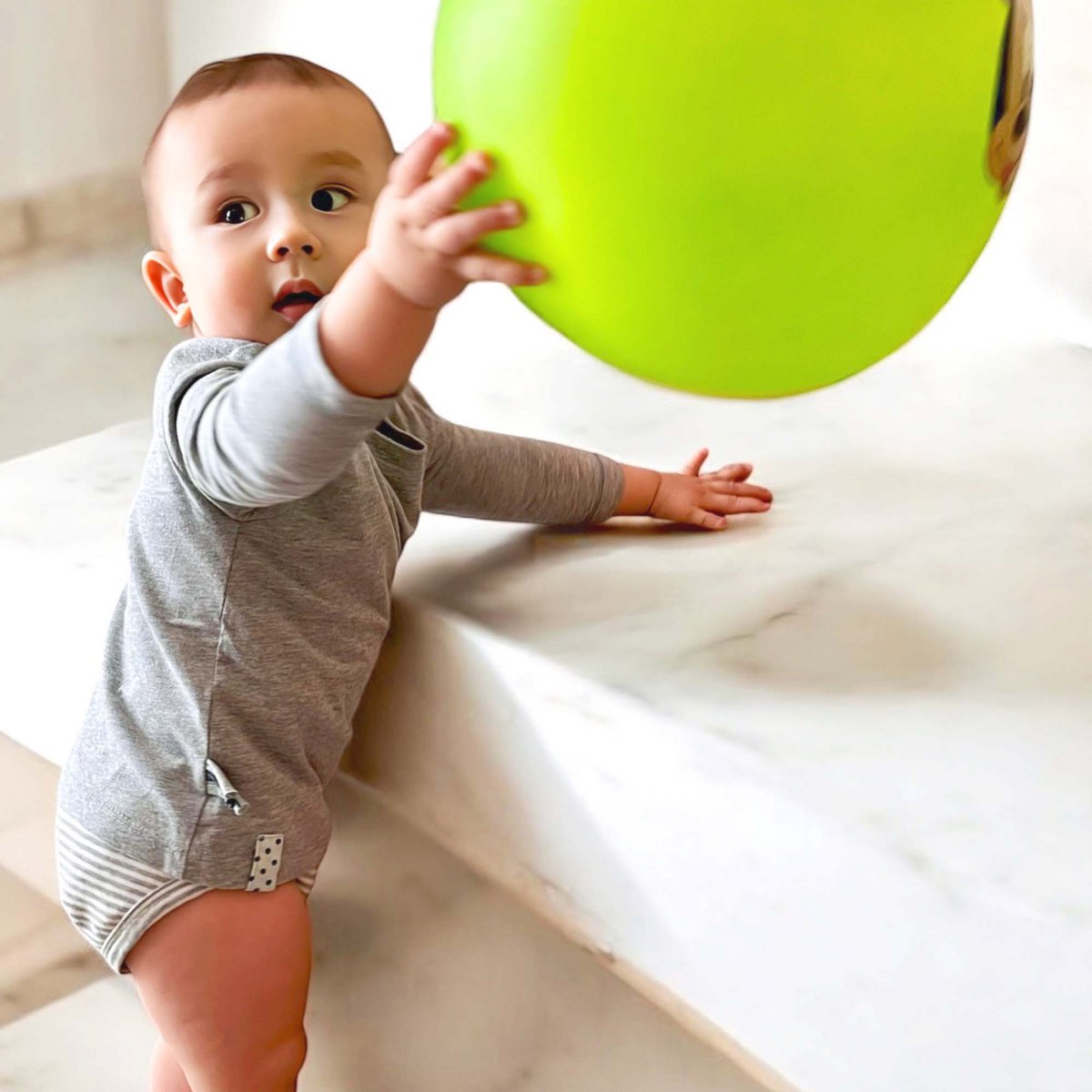 Baby Langarm Body Grau aus Bio-Baumwolle | Weicher T-Shirt Einteiler mit 2-Schicht-Look