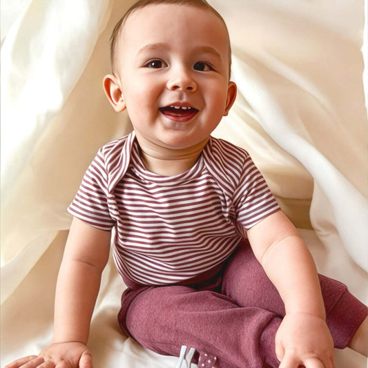 Bio Baumwoll Baby Body Kurzarm Bordeaux Gestreift – Detailansicht 2