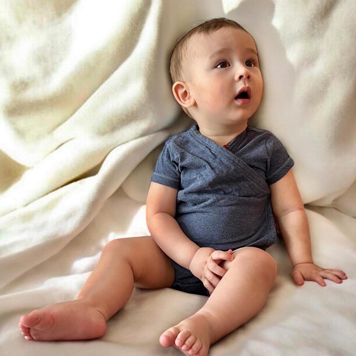 Weicher Bio Baumwoll Baby Wickelbody Kurzarm in Indigo.