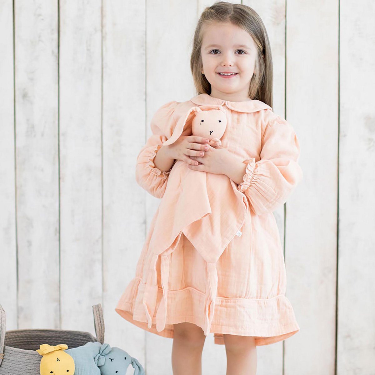 OrganicEra Kleid aus Bio-Musselin mit Peter-Pan-Kragen, Lachsfarben