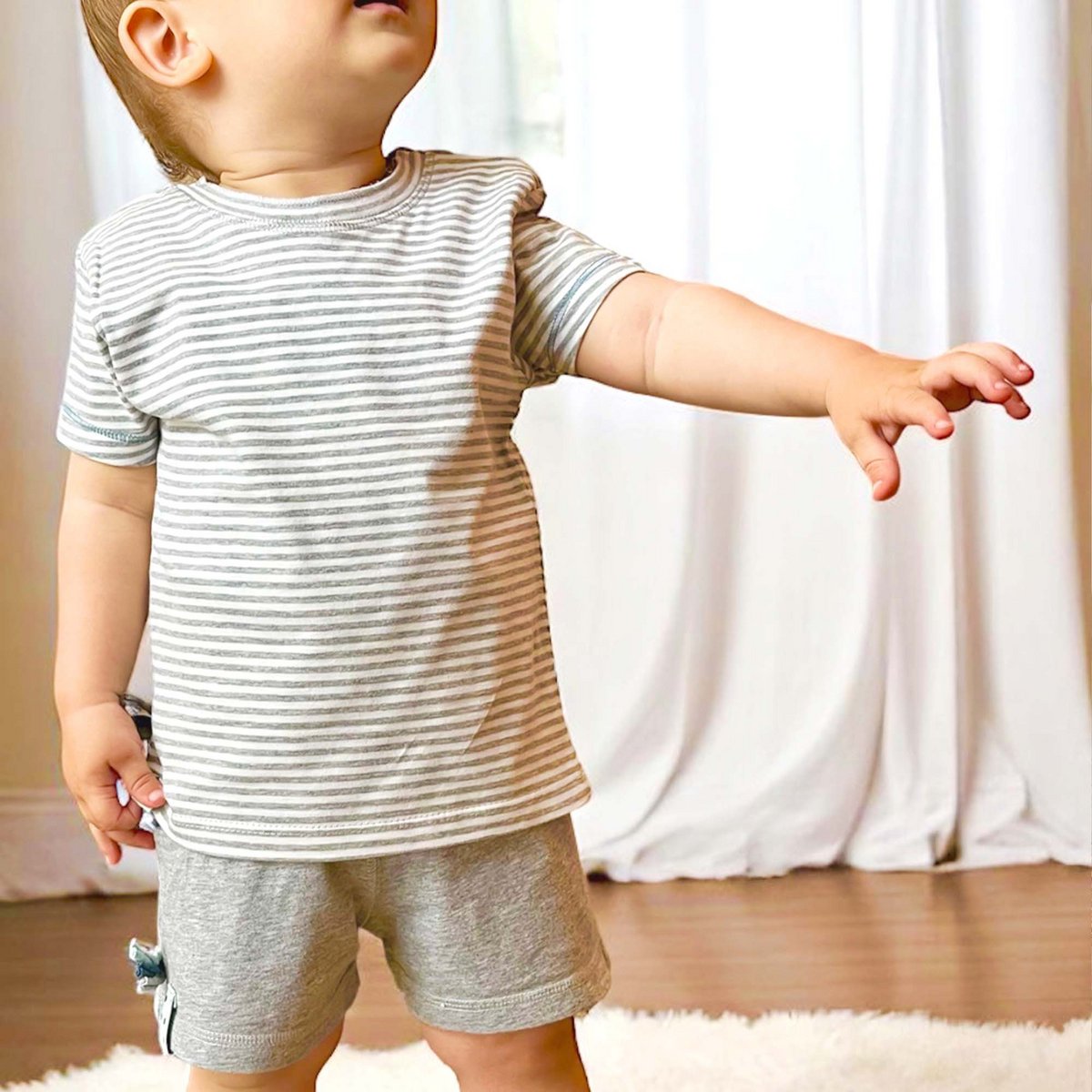 Bio Baby Shorts Grau aus weicher Bio-Baumwolle, bequem für den Sommer.