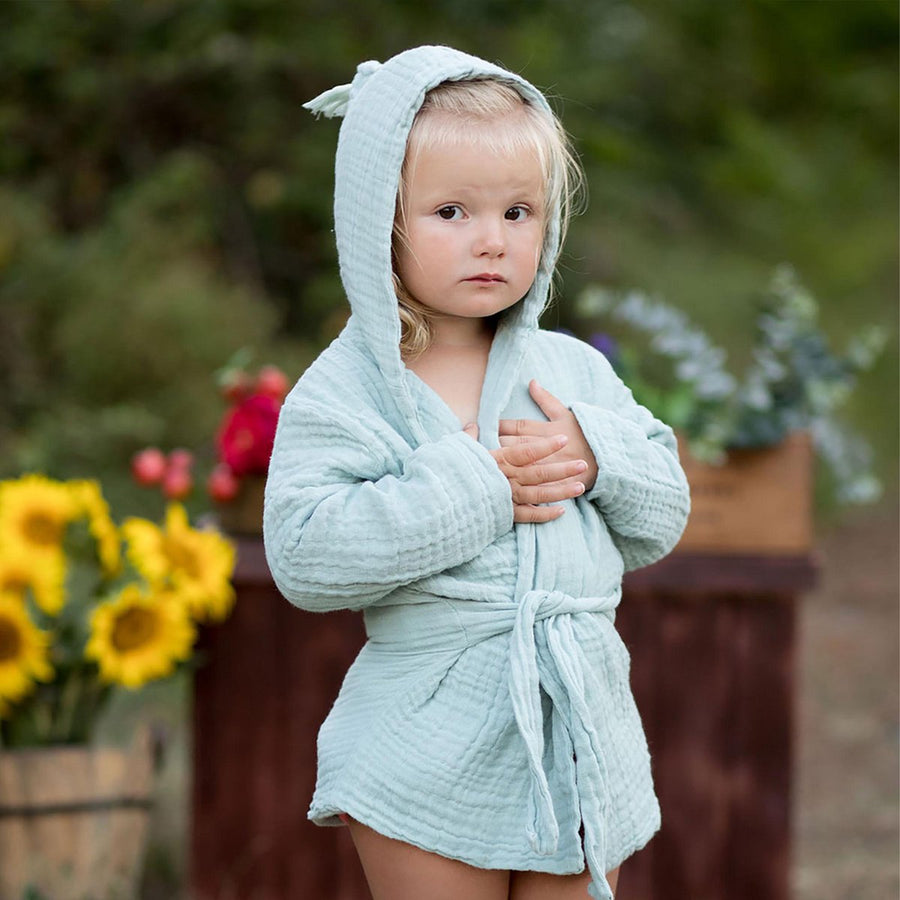 Kuscheliger Baby-Bademantel mit Kapuze aus Bio-Musselin von OrganicEra