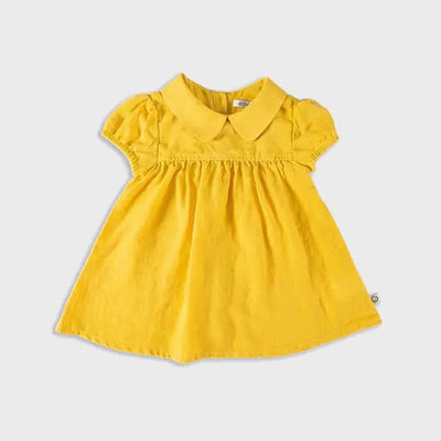 Senffarbenes Bio Baumwoll Hanf Babykleid auf Kleiderbügel, Vorderansicht.