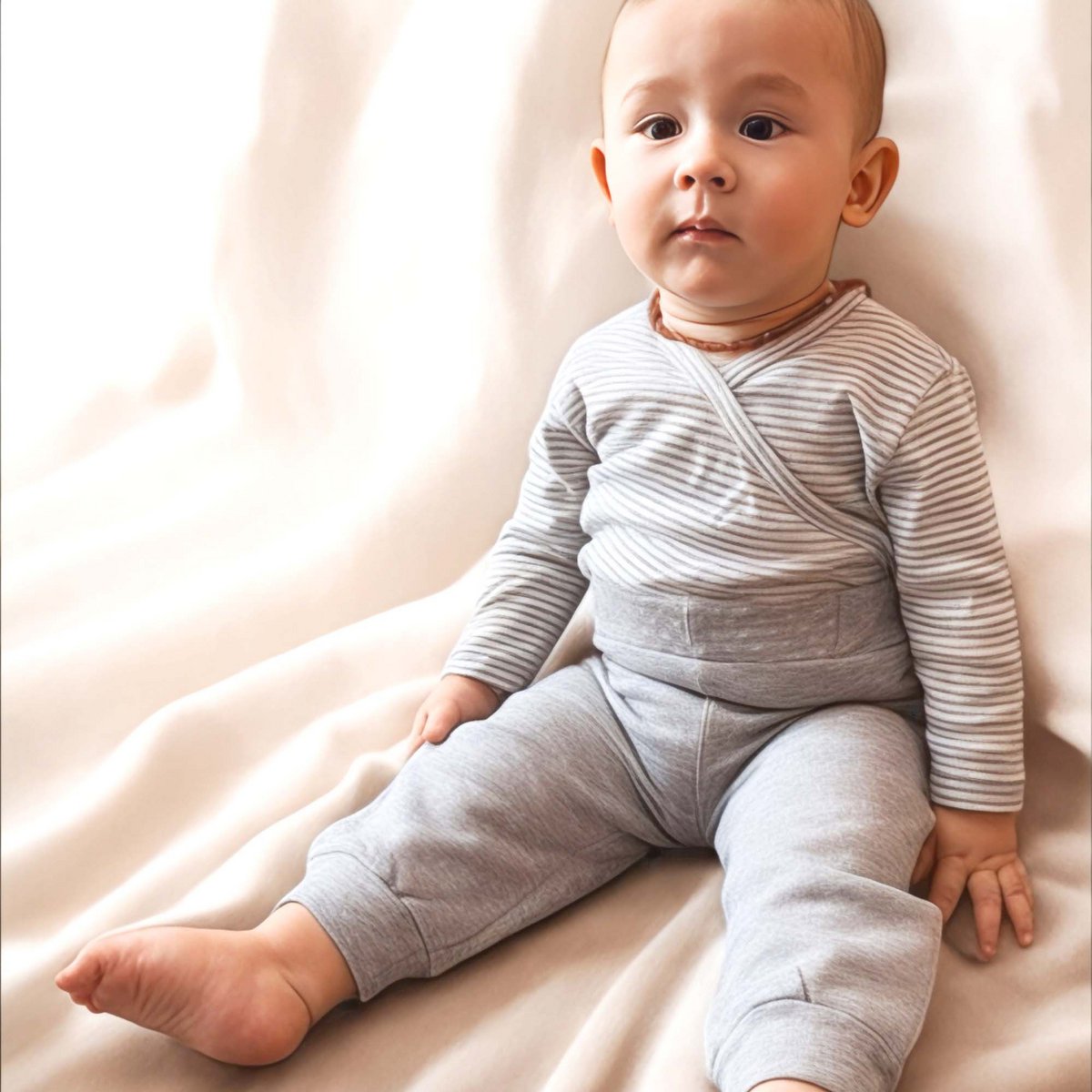 Bio Baby Langarm Wickelbody Grau Gestreift aus Bio-Baumwolle.