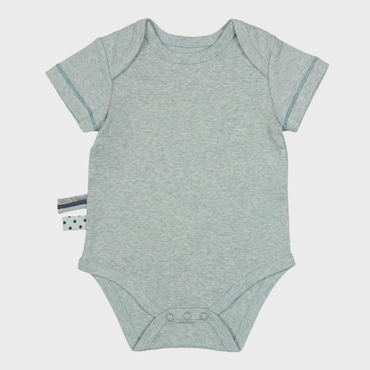 Aqua Bio Baby Kurzarm Body aus weicher Bio-Baumwolle mit Schlupfausschnitt.