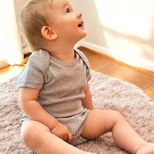 Grauer Bio Baby Body Kurzarm aus weichem Baumwoll Ripp mit Schlupfausschnitt.