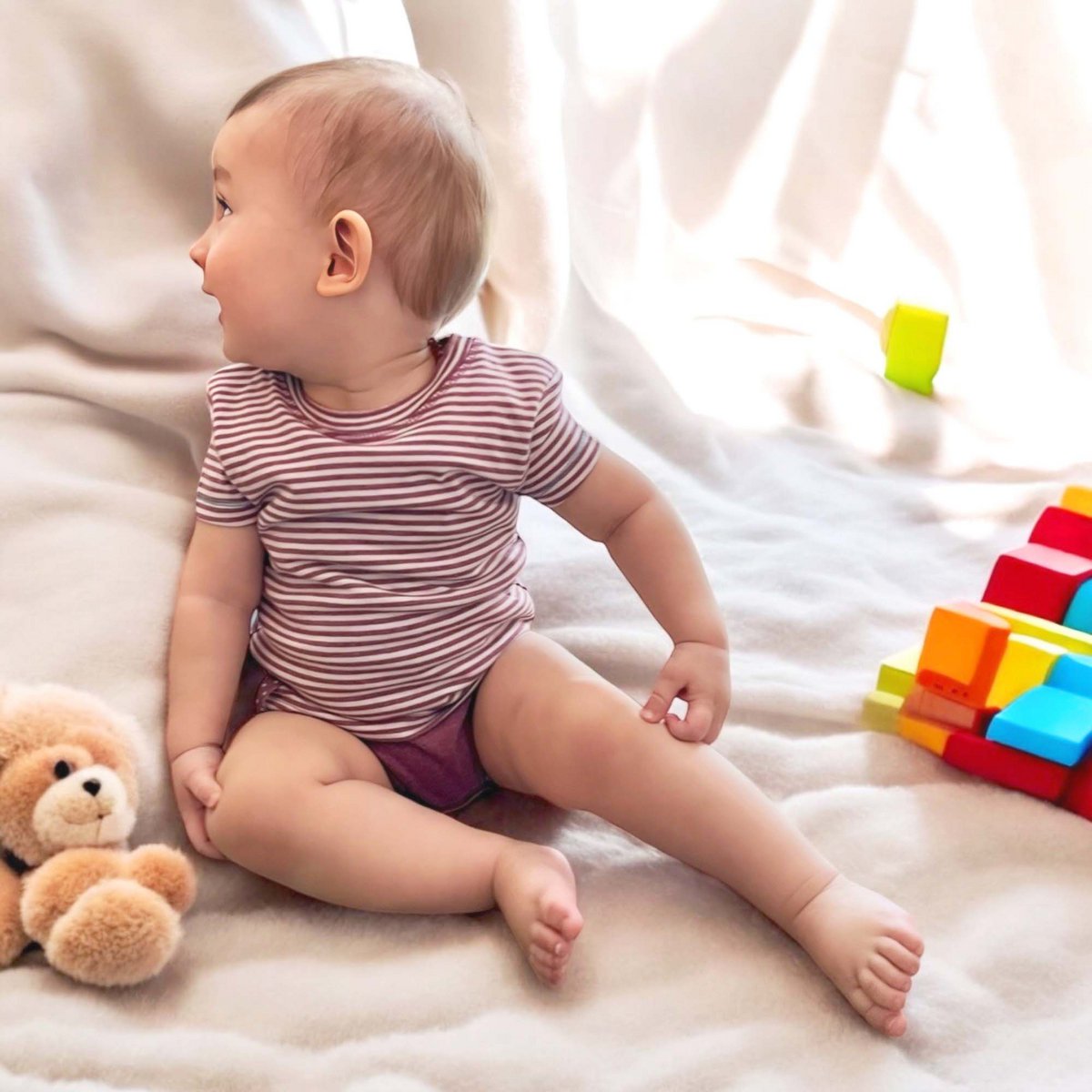 Baby Kurzarm T-Shirt Body aus Bio-Baumwolle, gestreift in Bordeaux.