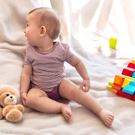 Baby Kurzarm T-Shirt Body aus Bio-Baumwolle, gestreift in Bordeaux.