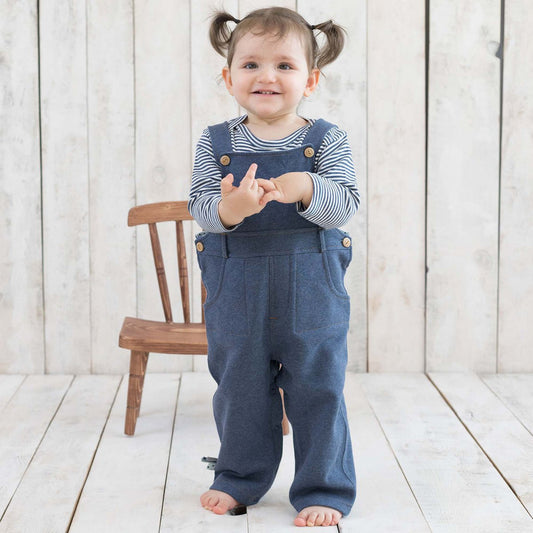 Bio Baby Latzhose Indigo aus Bio Baumwolle – Detailansicht 2