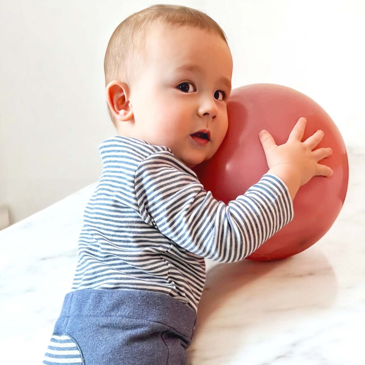 Body biologico da neonato a maniche lunghe righe indaco realizzato in morbido cotone biologico