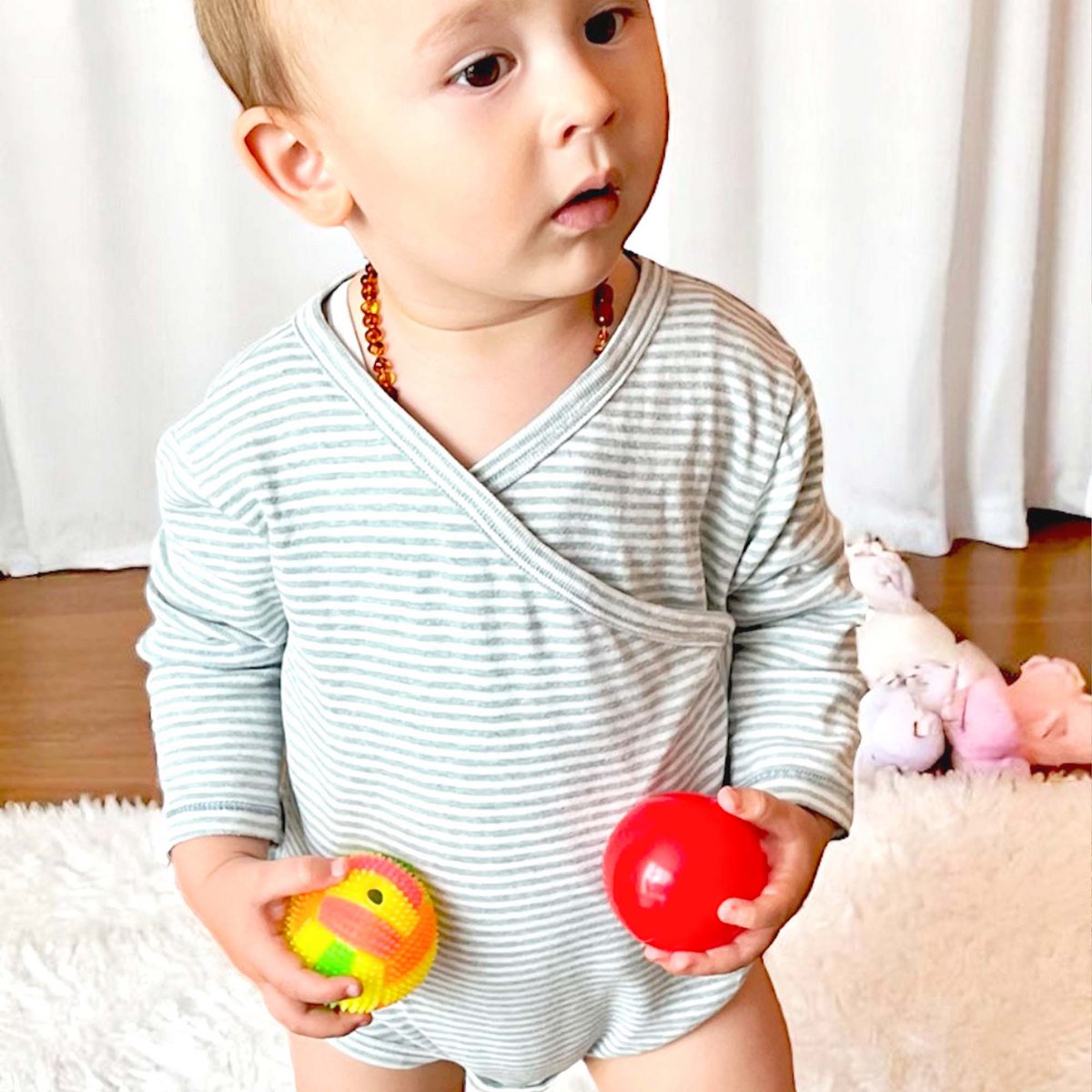 Weicher Bio Baby Wickelbody Langarm, aqua gestreift, aus Bio-Baumwolle.