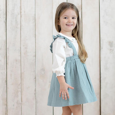 Bio-Musselin Kinderkleid Aqua mit Rüschen.