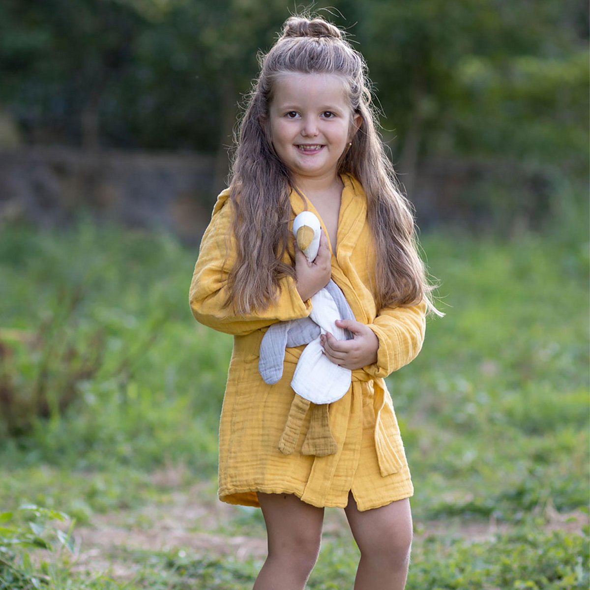 Senfgelber Bio Musselin Kinderbademantel mit Kapuze für Kinder von 3-4 Jahren.