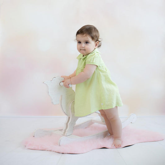 Bio Babykleid Apfelgrün – Hanf-Baumwoll-Mix mit Peter Pan Kragen – Detailansicht 2