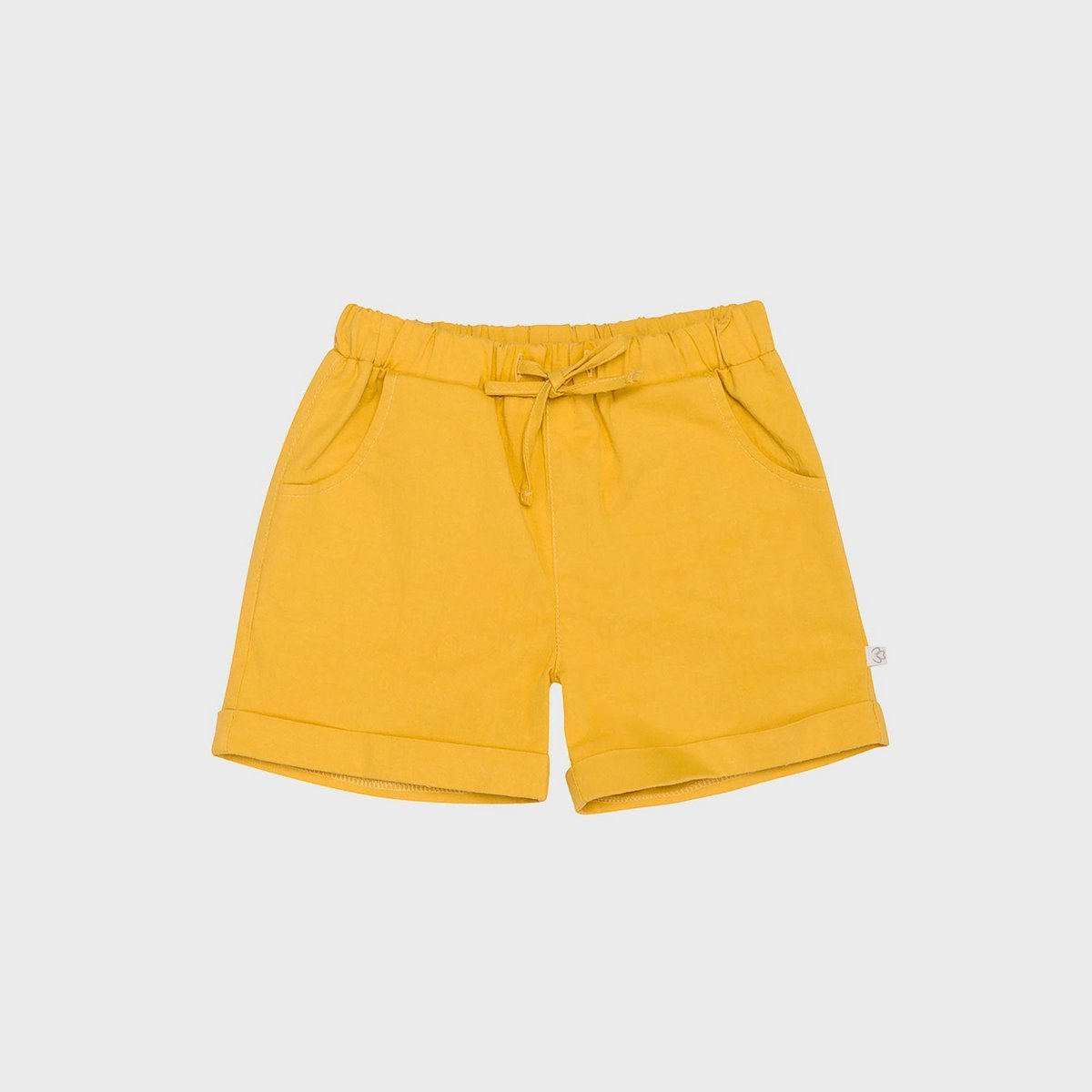 Vorderansicht der Bio Baby Gabardine Shorts in Senf.