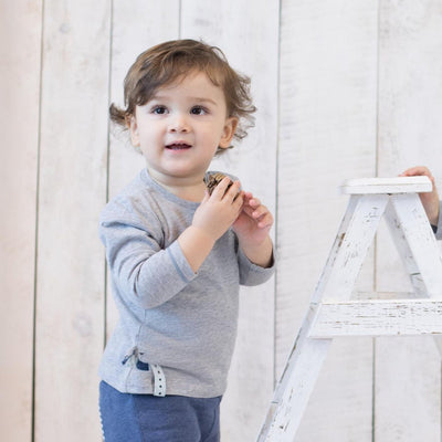 Grau meliertes Baby Langarmshirt aus weicher Bio Baumwolle.