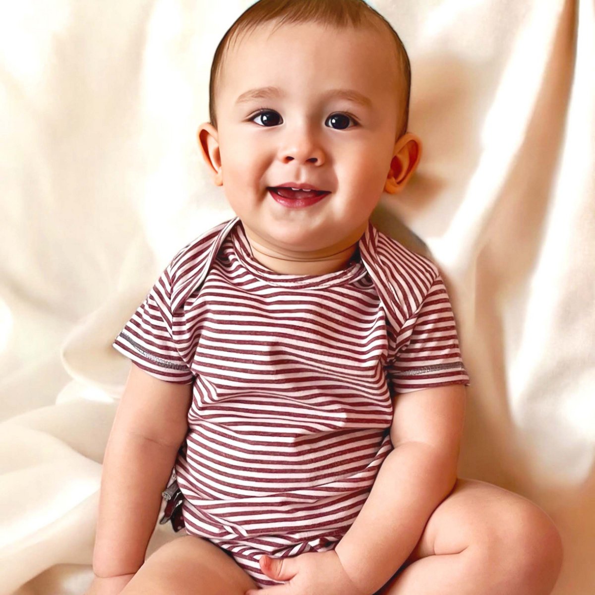 Kurzärmliger Bio Baumwoll Baby Body, bordeaux gestreift.