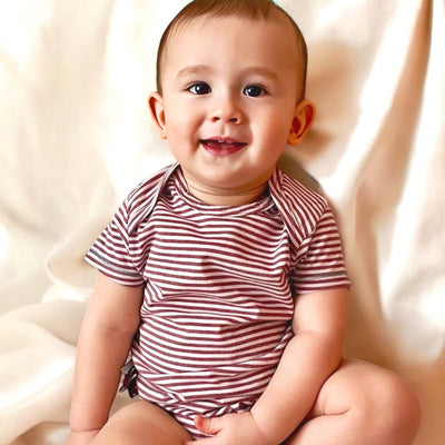 Kurzärmliger Bio Baumwoll Baby Body, bordeaux gestreift.