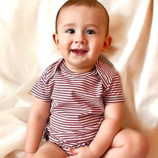 Kurzärmliger Bio Baumwoll Baby Body, bordeaux gestreift.