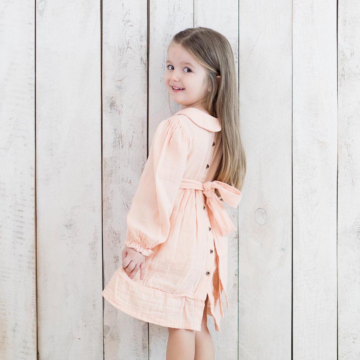 OrganicEra Kleid aus Bio-Musselin mit Peter-Pan-Kragen, Lachsfarben