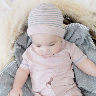 Weiche rosa Bio Babymütze aus 100% Bio Baumwolle für Babys.
