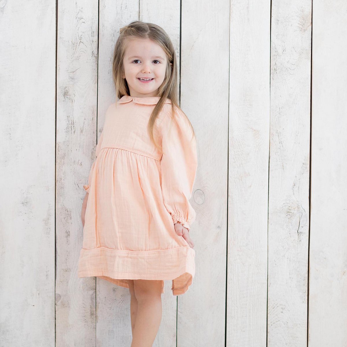 OrganicEra Kleid aus Bio-Musselin mit Peter-Pan-Kragen, Lachsfarben
